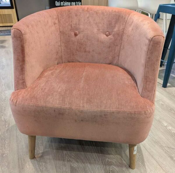 Fauteuil de marque SITS modèle Elyot recouvert de tissu couleur vieux rose sur 4 pieds en bois naturel. 70 x 67 x 70 cm. Localisation : Theta 1er cafet