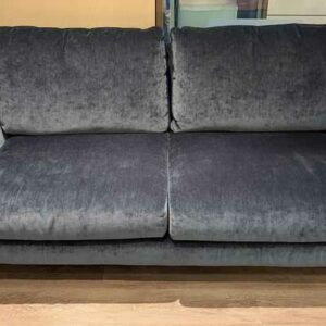 Canapé de marque SITS recouvert de tissu bleu, coussins amovibles (tâche)  sur 4 pieds en bois naturel. 80 x 188 x 100 cm. Localisation : Theta 1er cafet