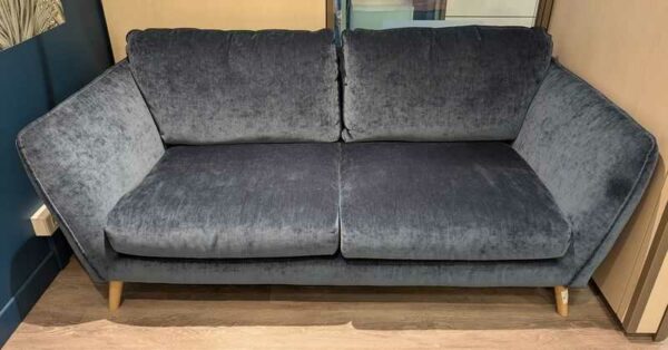 Canapé de marque SITS recouvert de tissu bleu, coussins amovibles (tâche)  sur 4 pieds en bois naturel. 80 x 188 x 100 cm. Localisation : Theta 1er cafet