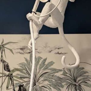 Suspension luminaire design Marcantonio modèle Monkey édition SELETTI en résine et corde blanche. 104 x 30 x 30 cm. Localisation : Theta 1er cafet
