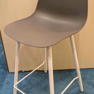 Chaise haute de marque CRASSEVIG modèle Pola Light, coque en plastique gris reposant sur un piètement en acier laqué blanc avec repose pied. 102 x 45 x 48 cm. 6 unités. Vendu avec faculté de réunion. Localisation : Theta 1er cafet
