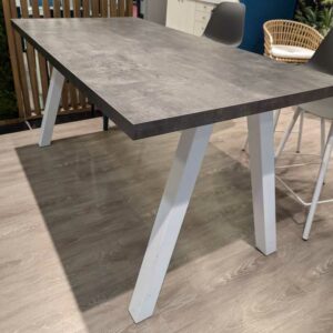 Table haute plateau rectangulaire en bois effet béton, piètement oblique en acier laqué blanc. 90 x 180 x 90 cm. Localisation : Theta 1er cafet – Image 2