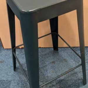 Tabouret empilable dans le gout de Tolix  en acier laqué vert bouteille. 70 x42 x 42 cm. 2 unités. Vendu avec faculté de réunion. Localisation : Theta 1er cafet