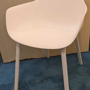 Fauteuil de marque CRASSEVIG modèle Pola Round coque en plastique blanc, piètement en acier laqué blanc. 82 x 56 x 50 cm. 4 unités. Vendu avec faculté de réunion. Localisation : Theta 1er cafet