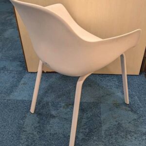 Fauteuil de marque CRASSEVIG modèle Pola Round coque en plastique blanc, piètement en acier laqué blanc. 82 x 56 x 50 cm. 4 unités. Vendu avec faculté de réunion. Localisation : Theta 1er cafet – Image 2