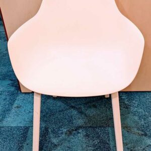 Fauteuil de marque CRASSEVIG modèle Pola Round coque en plastique blanc, piètement en acier laqué blanc. 82 x 56 x 50 cm. 4 unités. Vendu avec faculté de réunion. Localisation : Theta 1er cafet – Image 3