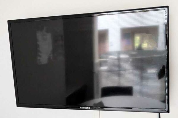 Moniteur 32 pouces de marque SAMSUNG modèle LH32MDBPLGC/EN. Localisation : Canada 1er (2c05)