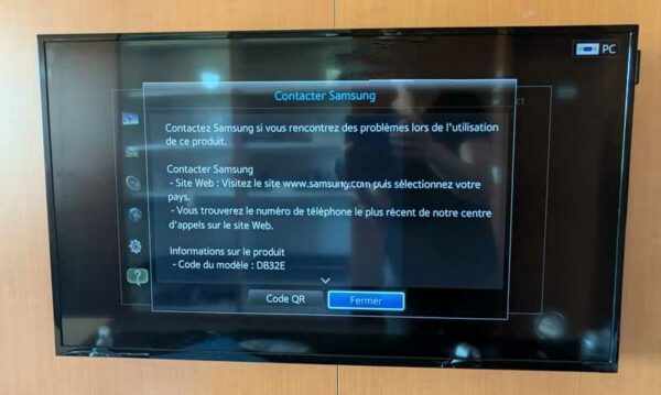 Moniteur 32 pouces de marque SAMSUNG modèle DB32E, avec attache murale. Localisation : Canada 1er (2b03)