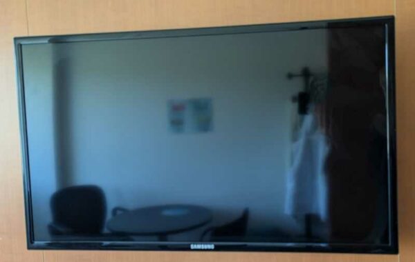 Moniteur 32 pouces de marque SAMSUNG modèle DB32E, avec attache murale. Localisation : Canada 1er (2b07)