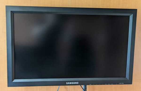 Moniteur 32 pouces de marque SAMSUNG modèle LH32MDBPLGC/EN. Localisation : Canada 1er (2b17)