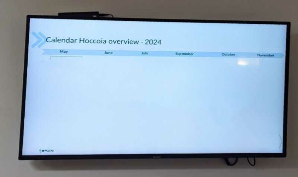 Moniteur de marque PHILIPS, diagonale 108 cm. Localisation : Canada hall