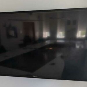 Moniteur 46 pouces de marque SAMSUNG modèle LH46MECPLGC/EN, avec attache murale articulée. Localisation : Canada rdc haut (1c06)