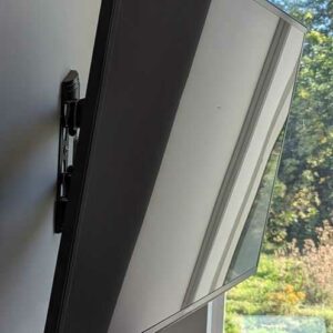 Moniteur 46 pouces de marque SAMSUNG modèle LH46MECPLGC/EN, avec attache murale articulée. Localisation : Canada rdc haut (1c06) – Image 2