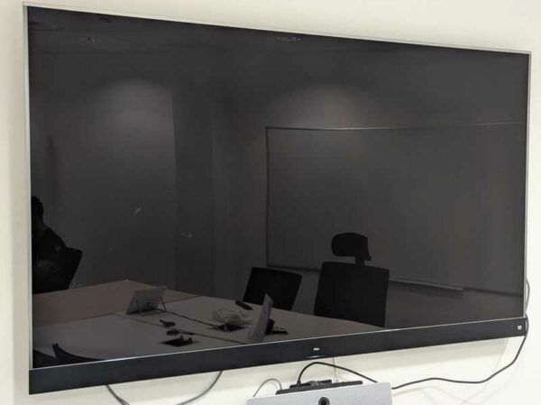 Moniteur de marque TCL, Diagonale 190 cm, avec enceinte JBL intégrée. Localisation : Canada rdc bas (0b36)