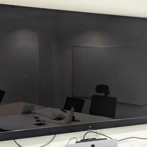 Moniteur de marque TCL, Diagonale 190 cm, avec enceinte JBL intégrée. Localisation : Canada rdc bas (0b35)