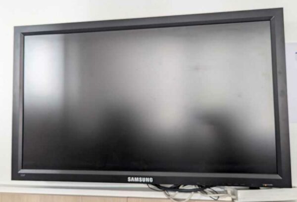 Moniteur 40 pouces de marque SAMSUNG modèle LH40MGQLBC/EN. Localisation : Canada rdc haut (1L1)
