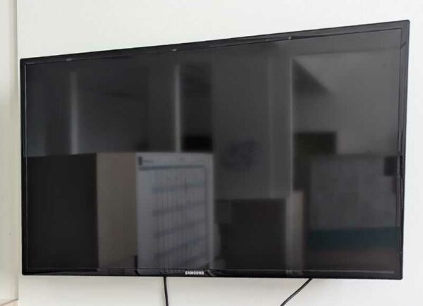 Moniteur 40 pouces de marque SAMSUNG modèle LH40MGQLBC/EN. Localisation : Canada rdc haut (1L2)