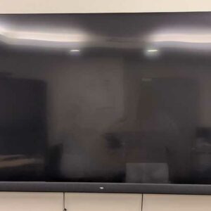 Moniteur de marque TCL. Localisation : labo (0L26)