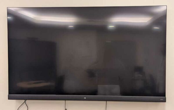 Moniteur de marque TCL. Localisation : labo (0L26)