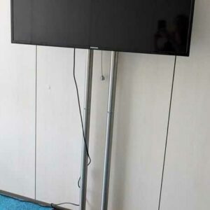 Moniteur 46 pouces de marque SAMSUNG modèle LH46MDBPLGC/EN, sur pied. Localisation : Theta rdc (0t07)