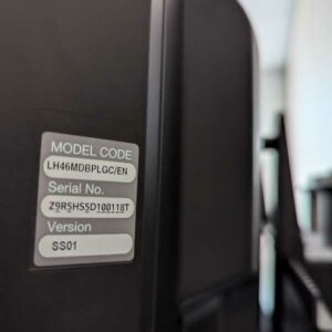 Moniteur 46 pouces de marque SAMSUNG modèle LH46MDBPLGC/EN, sur pied. Localisation : Theta rdc (0t07) – Image 2