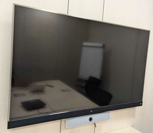 Moniteur  pouces de marque TCL, Diagonale 166 cm, avec enceinte JBL intégrée. Localisation : Theta rdc (0t14a)