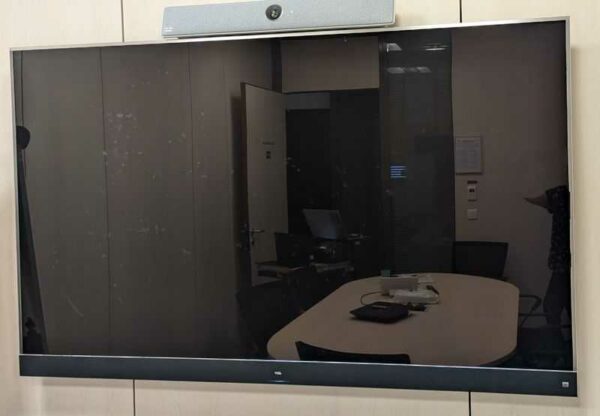 Moniteur de marque TCL, Diagonale 190 cm, avec enceinte JBL intégrée. Localisation : Theta rdc (0t18)