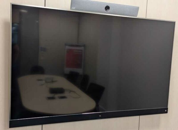 Moniteur de marque TCL, Diagonale 190 cm, avec enceinte JBL intégrée. Localisation : Theta rdc (0t21)
