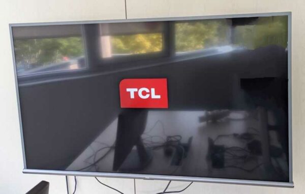 Moniteur de marque TCL, Diagonale 125 cm. Localisation : Theta 1er (1t14)