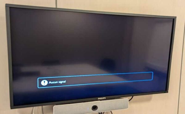Moniteur de marque PHILIPS, Diagonale 117 cm. Localisation : Theta 1er (1t62a)