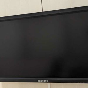 Moniteur 40 pouces de marque SAMSUNG modèle LH40MGQLB/EN, avec attache murale. Localisation : Theta 2eme (2t33)
