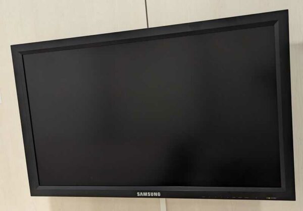 Moniteur 40 pouces de marque SAMSUNG modèle LH40MGQLB/EN, avec attache murale. Localisation : Theta 2eme (2t33)