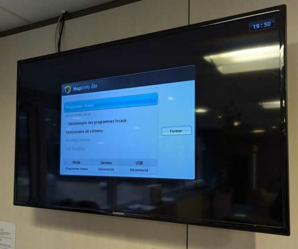 Moniteur 46 pouces de marque SAMSUNG modèle LH46MDB. Localisation : Theta 1er (cafet)