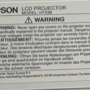 Vidéoprojecteur de marque EPSON modèle H7338 avec son support mural. Localisation : amphi – Image 3