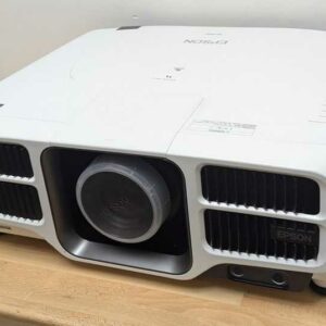 Vidéoprojecteur de marque EPSON modèle EB-L1300U. Localisation : Régie
