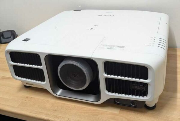 Vidéoprojecteur de marque EPSON modèle EB-L1300U. Localisation : Régie