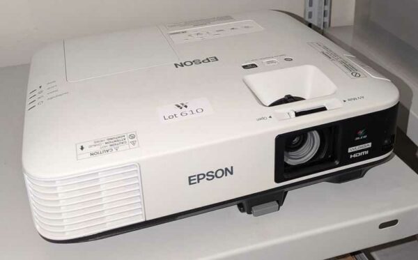 Vidéoprojecteur de marque EPSON modèle EB2265U. Localisation : stock régie