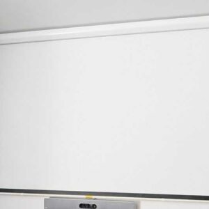 Ecran de projection de marque LUMENE. Largeur 300 cm. Localisation : Canada 1er (2b21)