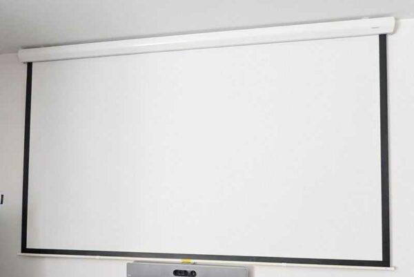 Ecran de projection de marque LUMENE. Largeur 300 cm. Localisation : Canada 1er (2b21)