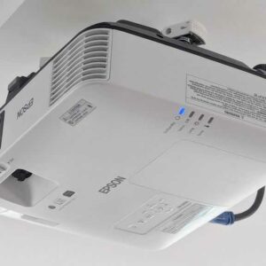 Vidéo projecteur de marque EPSON modèle EB-2265U avec attache plafonnier. Localisation : Canada rdc haut (1c06)