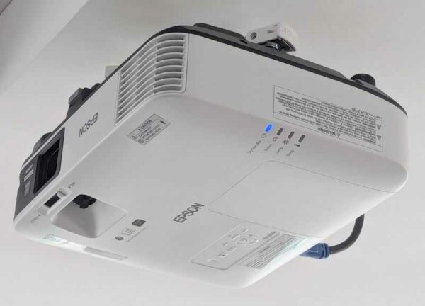 Vidéo projecteur de marque EPSON modèle EB-2265U avec attache plafonnier. Localisation : Canada rdc haut (1c06)
