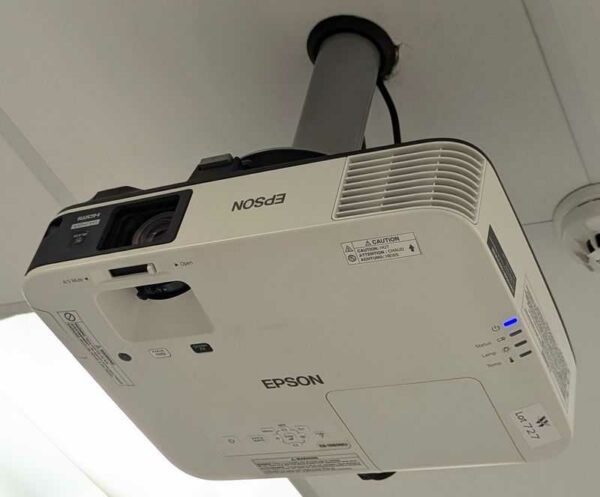 Vidéo projecteur de marque EPSON modèle EB-1980WU avec attache plafonnier. Localisation : Theta rdc (0x08)