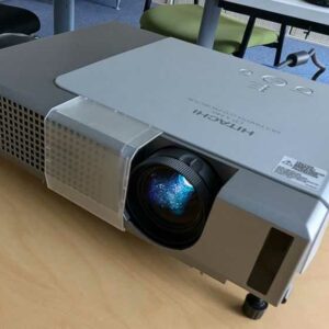 Vidéo projecteur de marque Hitachi modèle CP-X340 (à poser) 7 x 30 x 23 cm. Localisation : Theta 2eme (2t42)