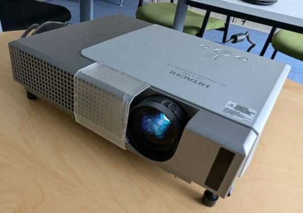Vidéo projecteur de marque Hitachi modèle CP-X340 (à poser) 7 x 30 x 23 cm. Localisation : Theta 2eme (2t42)