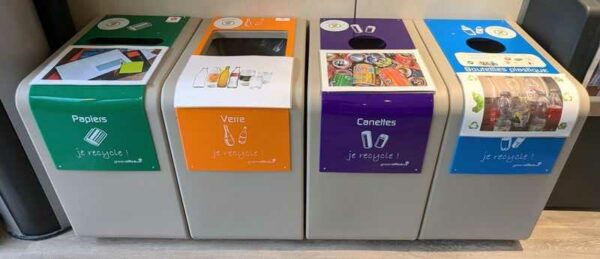 Lot de 4 poubelles de marque GREENOFFICE. 63 x 38 x 50 cm. Localisation : Theta 1er cafet