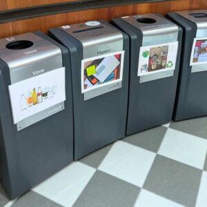 Lot de 6 poubelles de marque GREENOFFICE modèle Easy collect. 85 x 41 x 33 cm. 4 unités. Vendu avec faculté de réunion. Localisation : Theta rdc, 1er, 2eme