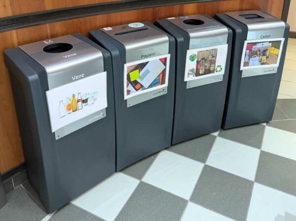 Lot de 6 poubelles de marque GREENOFFICE modèle Easy collect. 85 x 41 x 33 cm. 4 unités. Vendu avec faculté de réunion. Localisation : Theta rdc, 1er, 2eme