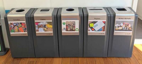 Lot de 5 poubelles de marque GREENOFFICE modèle Easy collect. 85 x 41 x 33 cm. Localisation : Canada rdc haut hall