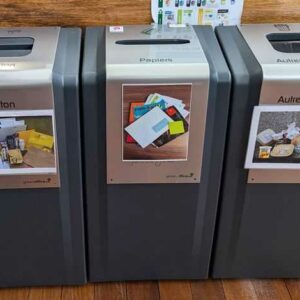 Lot de 3 poubelles de marque GREENOFFICE modèle Easy collect. 85 x 41 x 33 cm. 2 unités. Vendu avec faculté de réunion. Localisation : Canada 1er, Theta 2eme