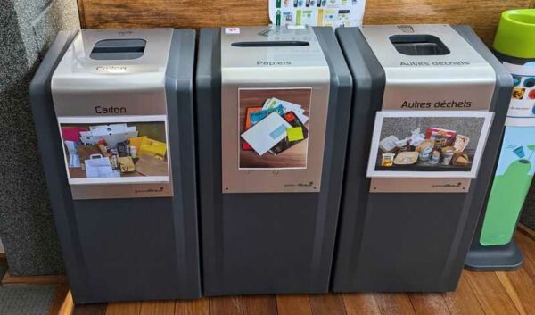 Lot de 3 poubelles de marque GREENOFFICE modèle Easy collect. 85 x 41 x 33 cm. 2 unités. Vendu avec faculté de réunion. Localisation : Canada 1er, Theta 2eme